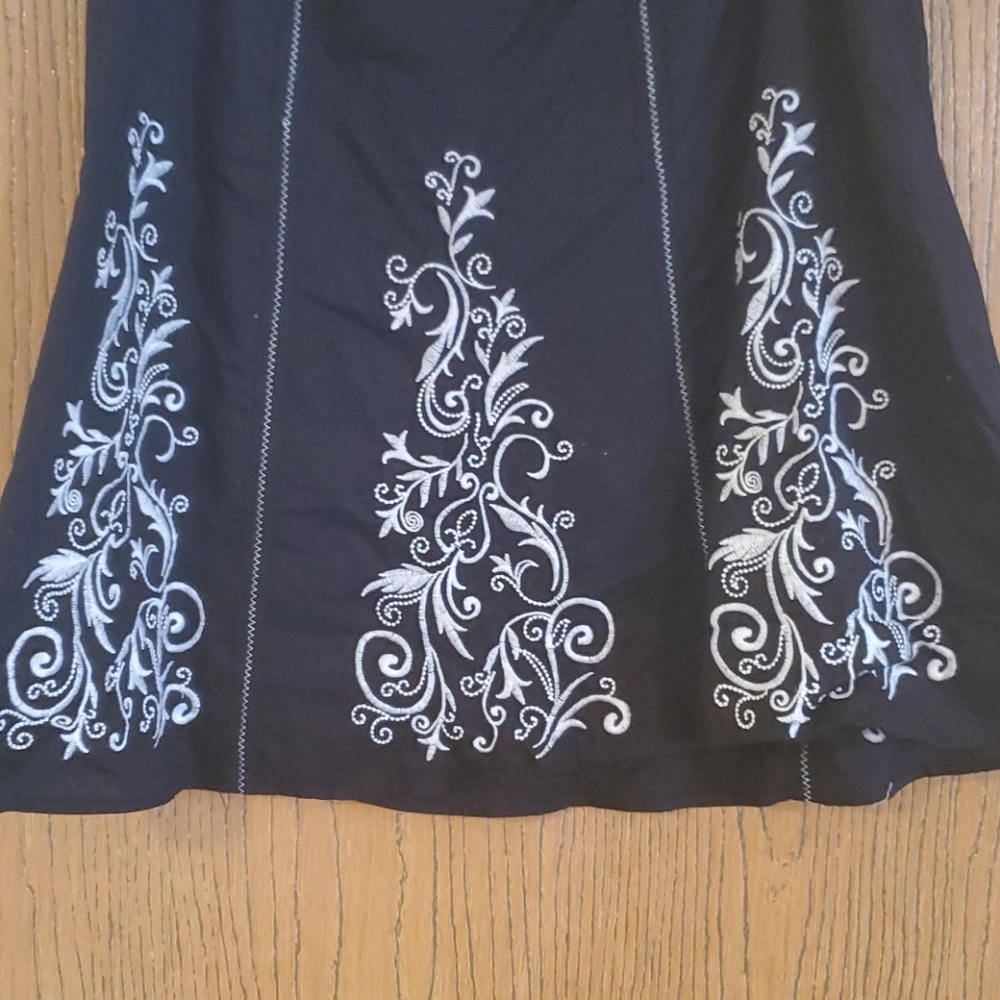 Embroidered skirt - Picture 2 of 3